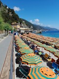 Fototapeta  - Plaża z kolorowymi parasolami. Monterosso, Italy.