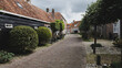Kleine menschenleere Straße durch ein altes kleines Dorf in den Niederlanden