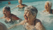 dame du troisième age faisant un séance d'aquagym dans une piscine chauffée, heureuse et souriante