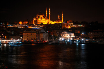 Wall Mural - Istanbul skyline with Eminonu district and Suleymaniye at night
