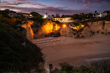 Sticker - tramonto rosso in spiaggia con rocce 