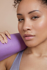 Canvas Print - Close-up of athletic woman with yoga mat