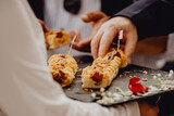 Fototapeta Paryż - Manger et partager des hotdogs avec les invités