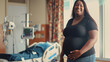 Mulher afro-americana grávida com barriga grande no hospital