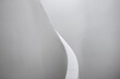 Fondo de pantalla minimalista con el detalle de la barandilla en curva de una escalera de obra de color gris