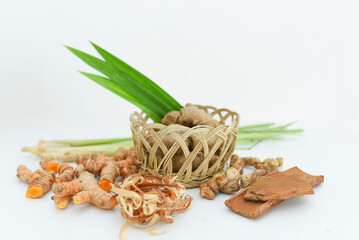 Wall Mural - ginger, cinnamon, turmeric, galangal, pandan leaves, lemongrass on a white background