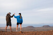 Pareja contenta haciendo actividades al aire libre, caminando cerca del volcán Fuerteventura, Islas Canarias