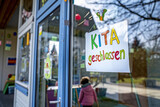 Fototapeta Uliczki - Kita geschlossen, Schild an einer Kindertagesstätte 