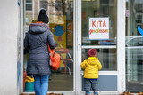 Fototapeta Uliczki - KITA geschlossen, Schild an einer Tür