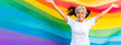 Glückliche Seniorin vor Regenbogenfarben 