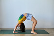 menina praticando exercicios acroyoga pose ponte 