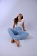 © Alexandre - mulher  a vontade pose de modelo usando calça jeans