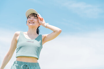 Canvas Print - 健康・ダイエットのため公園で運動をする女性(汗・紫外線対策・日光浴)
