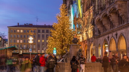 Poster - Fish Fountain, Fischbrunnen in front of the New New Town Hall at Marienplatz day to night transition timelapse in Munich, Germany