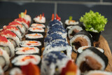 Fototapeta Lawenda - Orientalne rolki sushi