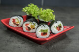 Fototapeta Tęcza - Orientalne rolki sushi