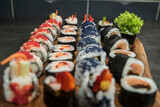 Fototapeta Tęcza - przygotowanie rolek sushi