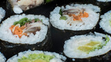 Fototapeta Lawenda - Orientalne rolki sushi