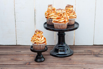 Wall Mural - Peanut butter cupcakes with salted caramel, toffee and chocolate bites