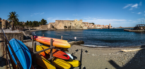 Sticker - Collioure (Pyrénées orientales, Occitanie, France) - Vue panoramique de la petite cité de caractère avec le fort Royal et le clocher pittoresque de l'église Notre Dame des anges