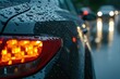 Das Heck von einem Auto mit Wassertropfen bei Regen 