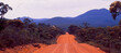 Australien: Die Gravel road durch die tropische Natur im Hinterland von Queensland