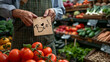 Regionaler Bioladen / Bauernmarkt, Supermarkt, einkaufen, vegetarisch, vegan Essen Hintergrund- Verkäufer hält Schild mit dem Text 