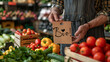 Regionaler Bioladen / Bauernmarkt, Supermarkt, einkaufen, vegetarisch, vegan Essen Hintergrund- Verkäufer hält Schild mit dem Text 