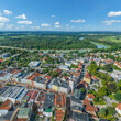 Die oberbayerische Stadt Mühldorf in der Region Inn-Salzach von oben, Blick über die Altstadt zum Inn