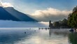 legere brume sur le lac d annecy france