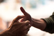 Handshake, zwei Personen im Business reichen sich die Hand während einem Meeting / Workshop im Büro