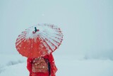 Fototapeta Boho - retrato minimalista de una geisha vestida de rojo en mitad de la nieve