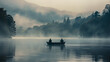 Zwei Personen in einem Ruderboot auf einem See an einem nebligen Morgen