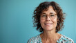© Studio Zenith - femme 40-50 ans avec lunettes souriante de face sur fond bleu