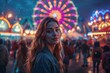 Magische Nacht: Junge Frau vor leuchtendem Riesenrad auf dem Rummelplatz