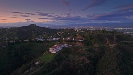 Fototapete - Aerial panorama of homes in Hollywood Hills at dusk, San Fernando Valley cityscape in the background.