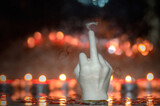 Fototapeta Tęcza - Biała świeczka w kształcie dłoni