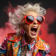 Verrückte temperamentvoller Großmutter in ausgefallenem Outfit und Sonnenbrille, Generative AI