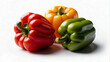 Triade frischer Paprika: Rote, Gelbe und Grüne Schoten isoliert auf Weiß