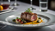 © KraPhoto - Exquisites Gourmet-Erlebnis: Kunstvoll angerichtetes Fleischgericht