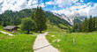 Bindalm mit Almhütte und Blick auf die Reiter Alm im Nationalpark Berchtesgaden