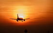 Flugzeug fliegt dem Sonnenuntergang entgegen