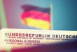 Flagge von Deutschland und deutscher Personalausweis	