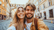 © Concept Photo Studio - Couple de jeunes adultes en vacances et prenant un selfie dans la rue