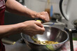 detailaufnahme in einer Küche beim der vorbereitung einer speise