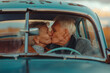 Alter Mann und Frau im Alter von 90 Jahren küssen sich