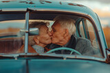 Fototapeta  - Alter Mann und Frau im Alter von 90 Jahren küssen sich
