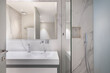 casa de banho, obra nova, com lavatório chuveiro e espelho, minimalista, branca.
