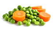 Grüne Erbsen und Karottenscheiben isoliert auf weißen Hintergrund, Freisteller 