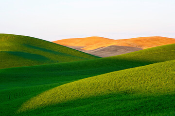 Golden Harvest: 4K Ultra HD Image of Sunset over Idyllic Farmland Landscape with Wheat Field